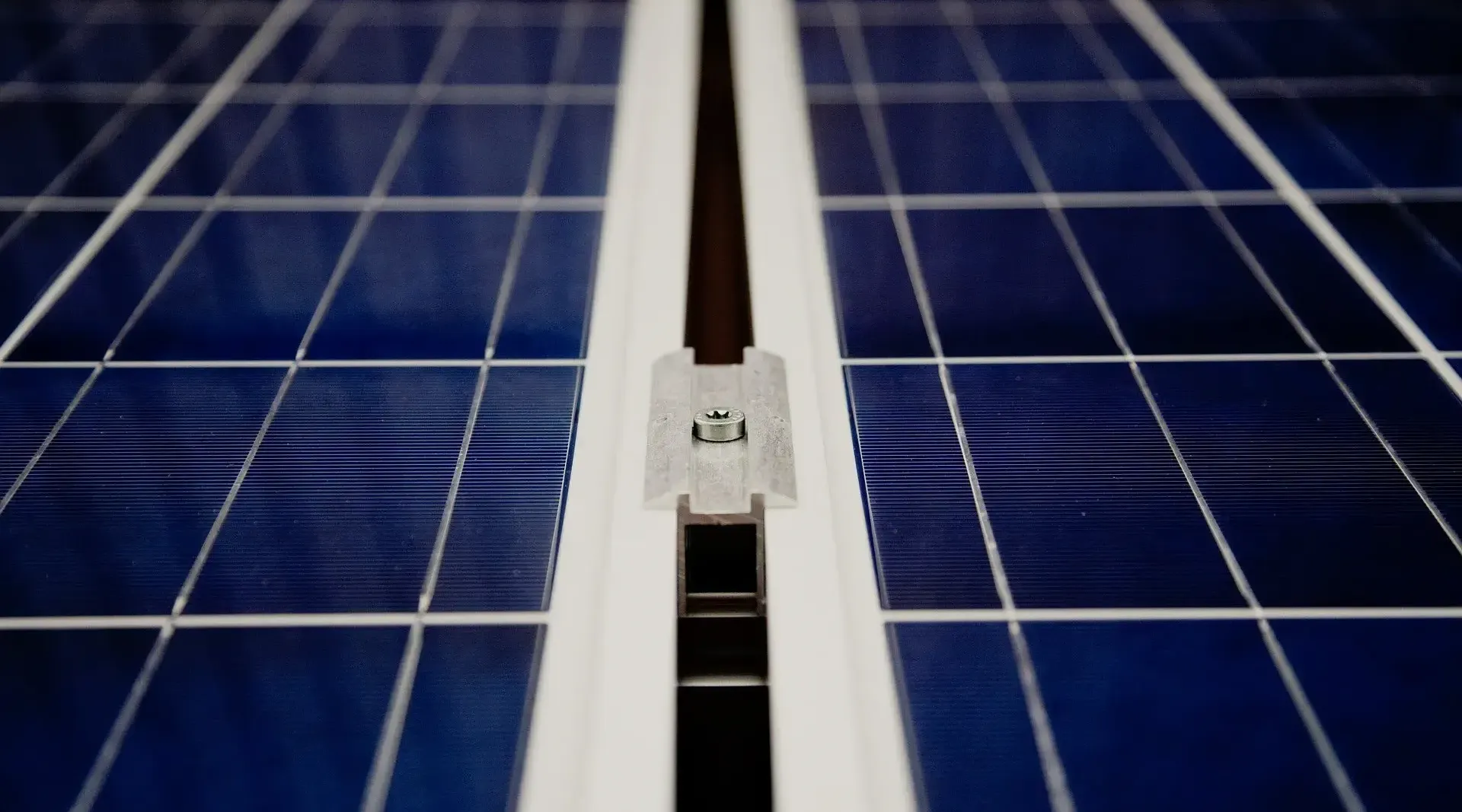 Panneaux solaires installés sur le toit de notre entreprise pour aider à réduire l'empreinte écologique due à l'utilisation et à la consommation - Inelmatic